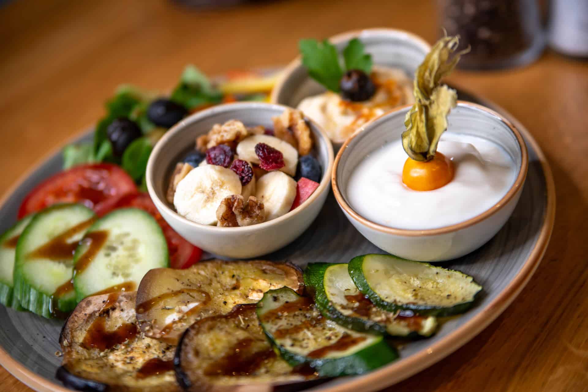 Gegrillte Aubergine, Zucchini und Tomaten, Gurken und getrocknetes Obst