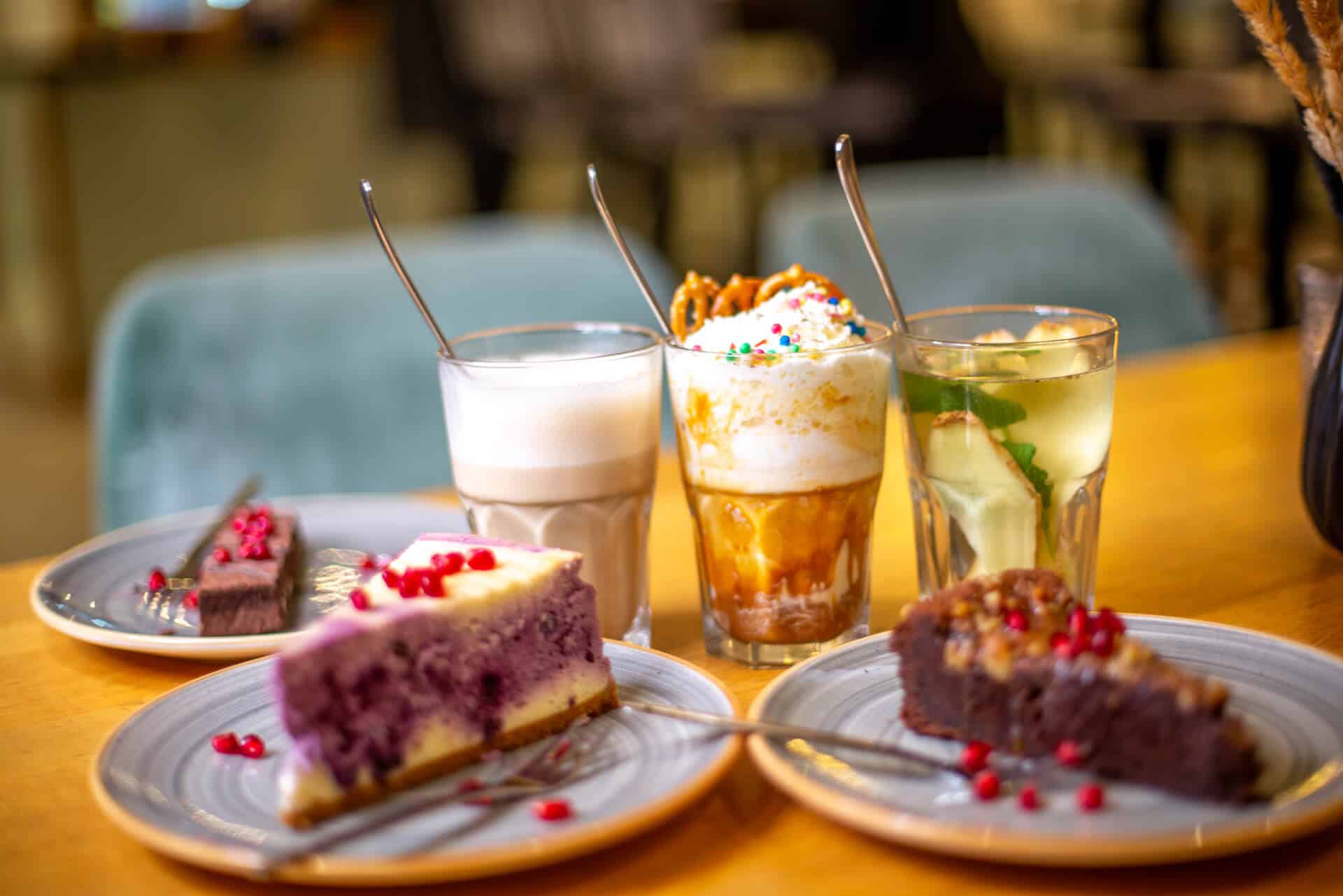 Diverse Kuchen, Tee und Milkshakes