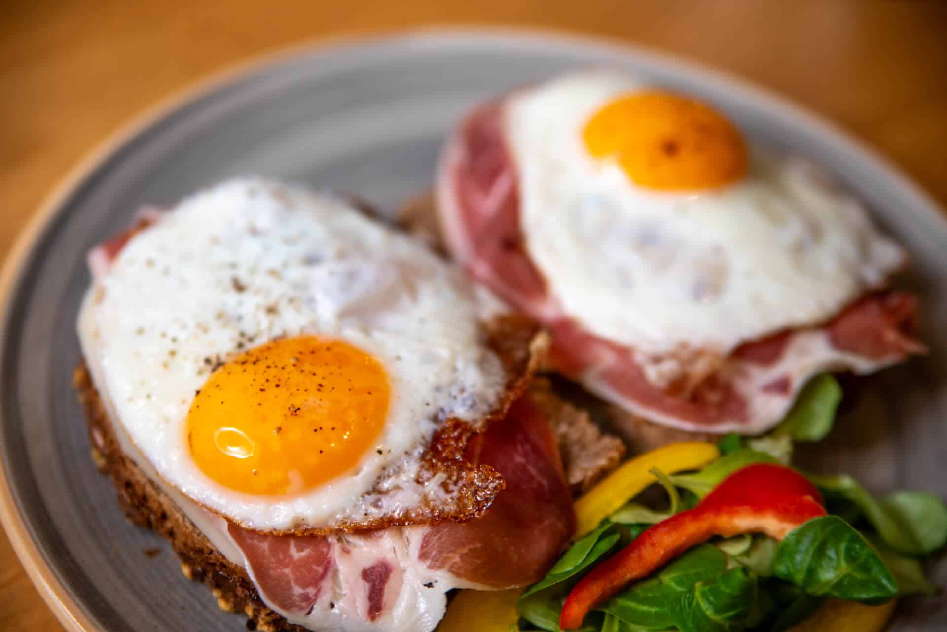 Zwei Spiegeleier auf Brot mit Schinken